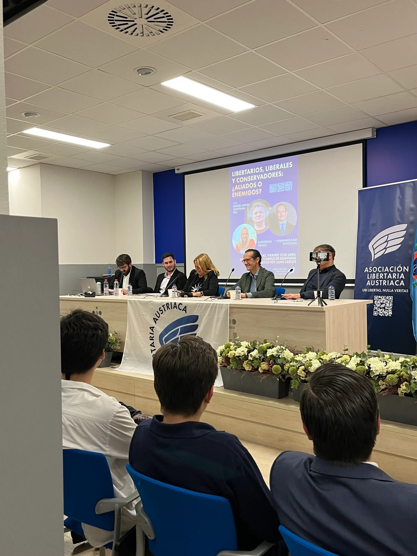 Mesa de ponentes en un seminario universitario de ALA